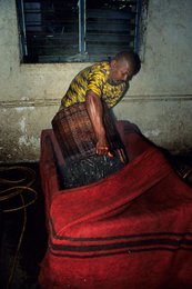 Agriculture;-Comoros-Archipelago;-France;-Indian-Ocean;-Kaleidos;-Kaleidos-images;-Know-how;-La-parole-à-limage;-Laurent-Abad;-Man;-Mayotte;-Processing;-Scalding;-Spice;-Stories-Pictures;-Vanilla